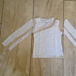 Neem een oud t-shirt en knop de mouwen en de hals zo in.