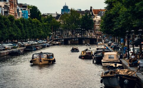 Op een sloep varen in Amsterdam - Een onvergetelijk familie-uitje