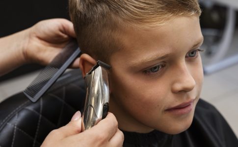 De do's en dont's van het knippen van je kind thuis