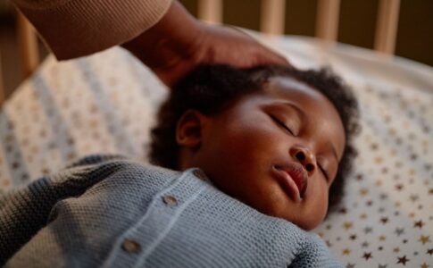 Geef je kindje rust met aluminium shutters voor het raam