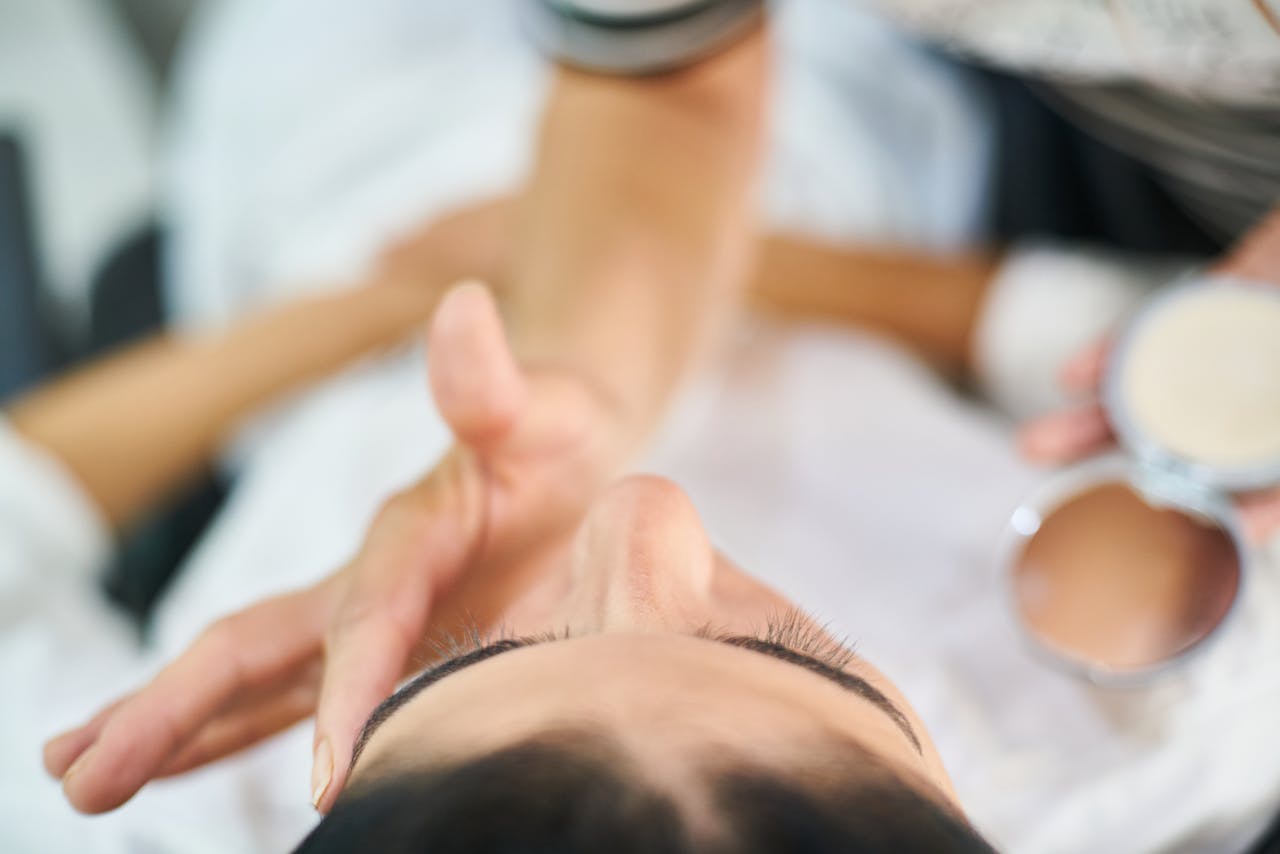 Minder ochtendstress, meer uitstraling: beautybehandelingen die moeders écht tijd besparen
