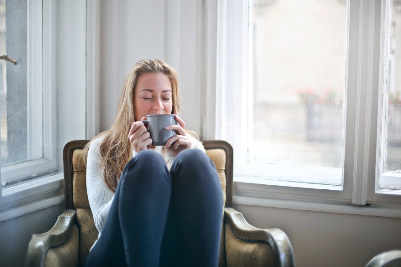 Regenachtige Dag Bliss: Binnenactiviteiten Die Moeders Helpen Ontspannen en Glimlachen