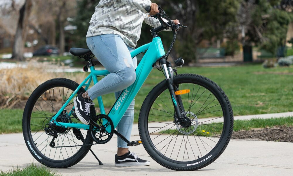 Waarom de e-bike onmisbaar is voor drukke gezinnen en hoe je slim bespaart