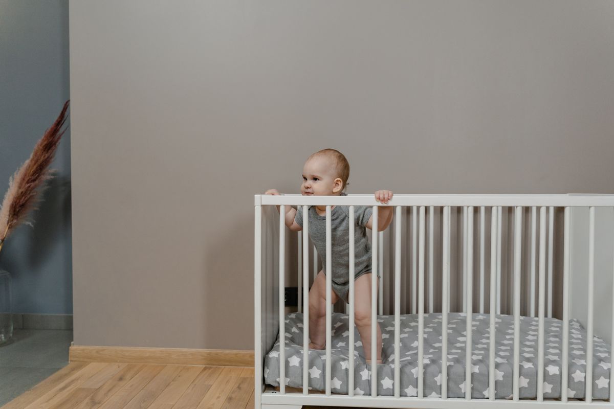 Je baby van 10 maanden: langs de bank lopen en eerste woordjes