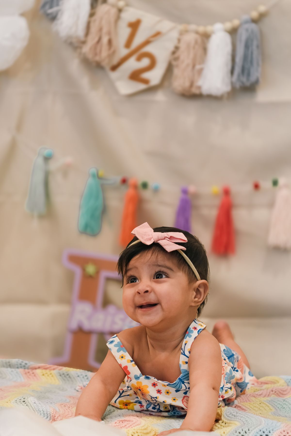 Lachend babymeisje viert dat ze een half jaar oud is