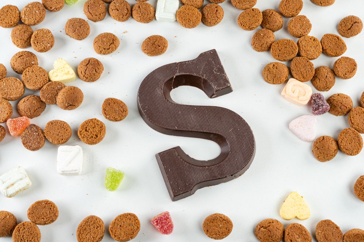 Chocoladeletter met pepernoten en snoepgoed voor Sinterklaas