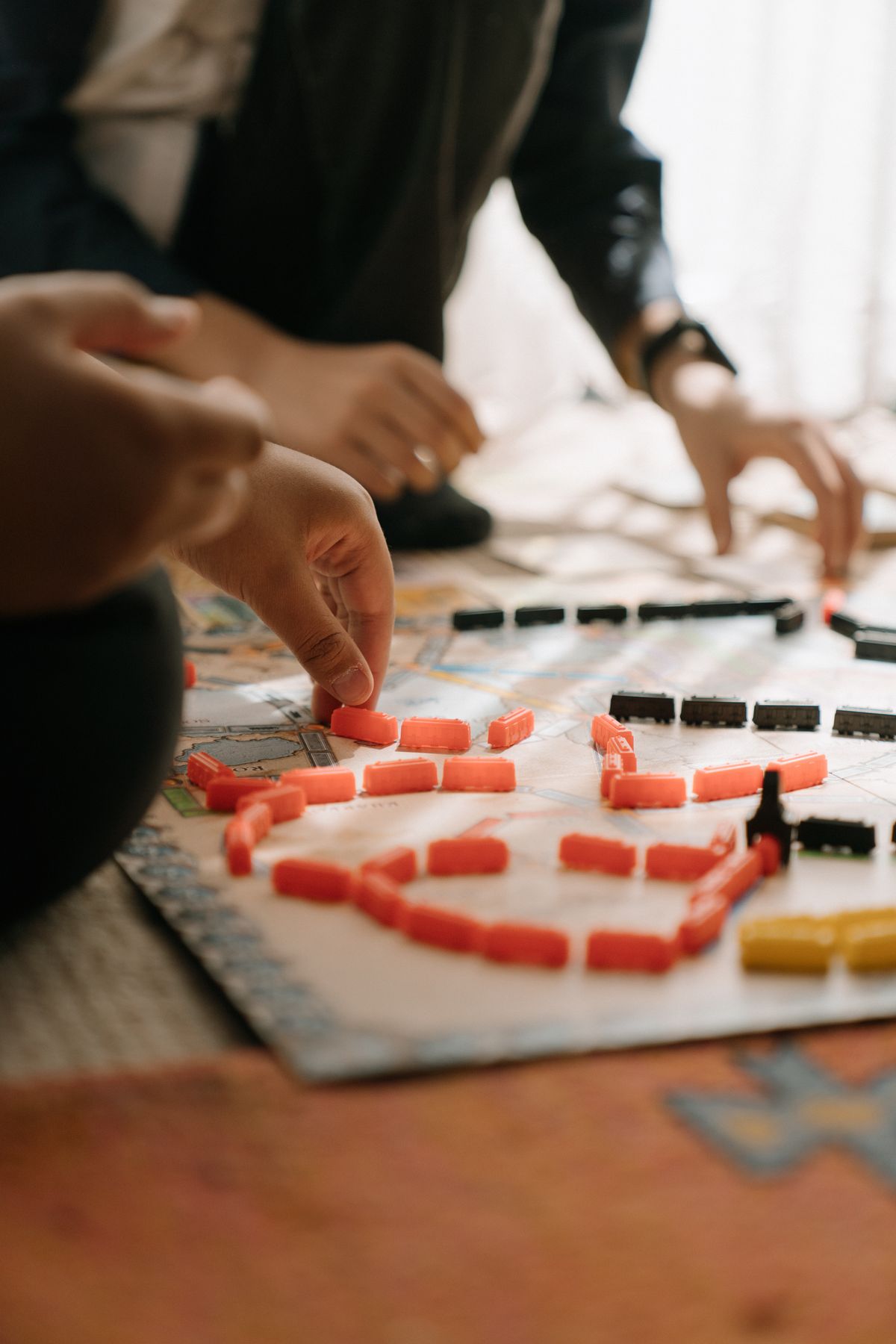 Spelers zijn binnen geconcentreerd bezig met een strategisch bordspel
